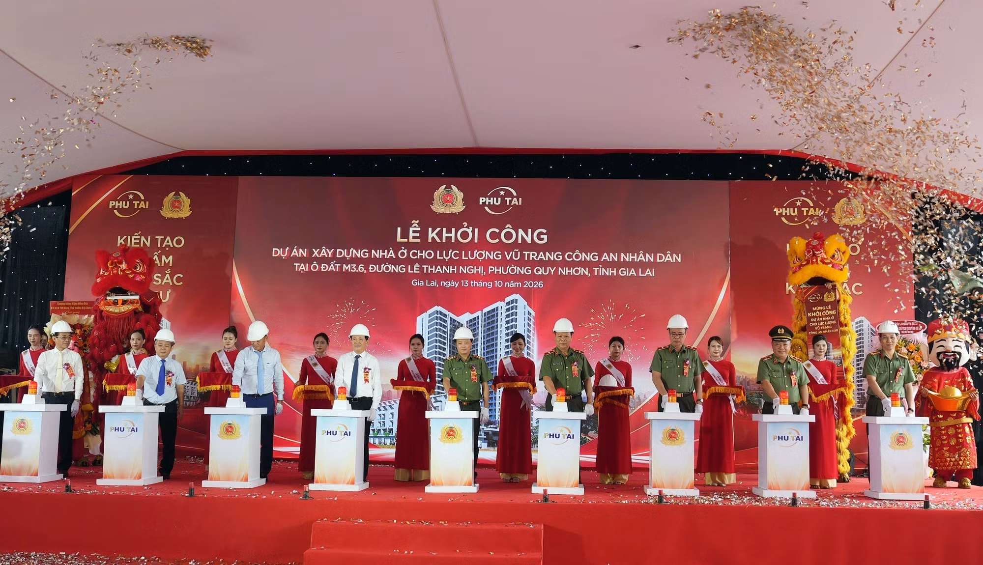 Delegates press the button to launch the housing project for the People’s Public Security Forces in Gia Lai Province.