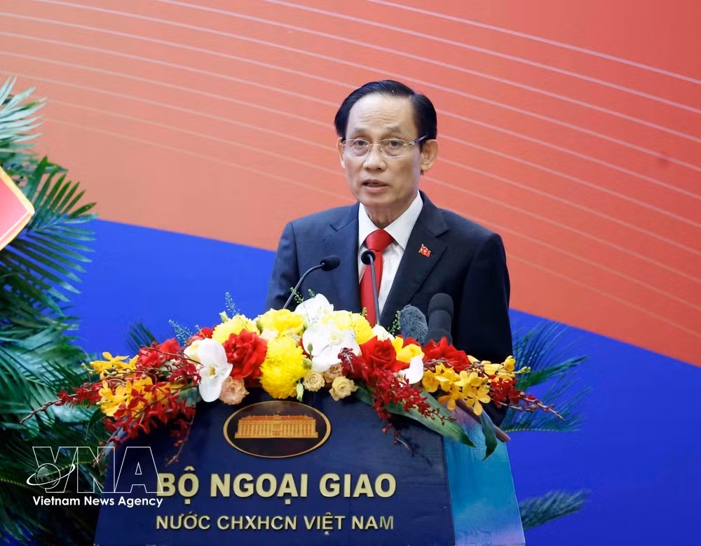 Politburo member and Minister of Foreign Affairs Le Hoai Trung delivers opening remarks at the 33rd Diplomatic Conference. (Photo: VNA)