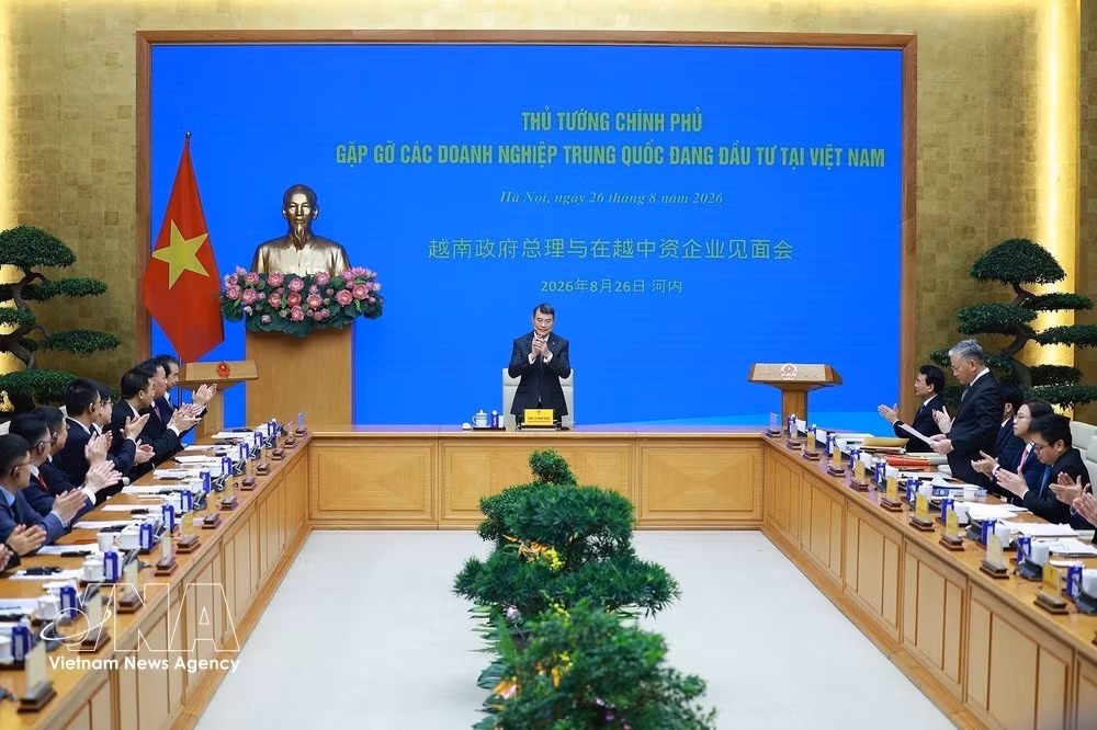 PM Le Minh Hung meets with Chinese business representatives on August 26. (Photo: VNA)