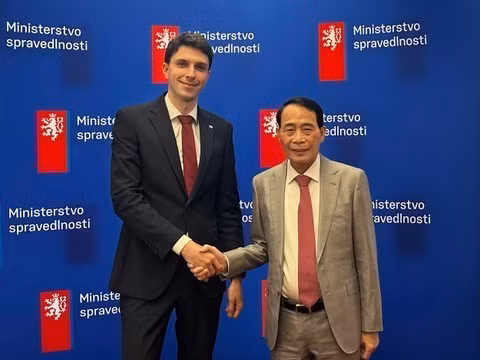 Deputy Minister Le Quoc Hung and Czech Deputy Minister of Justice Adam Šimice.
