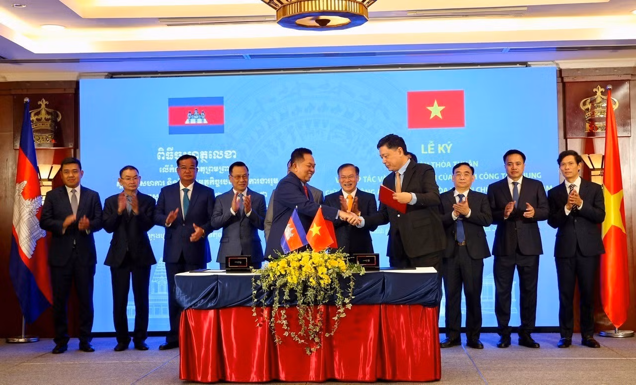 Heads of the two countries' working groups sign the coordination regulations for the Joint Working Group between the Vietnamese Ministry of Public Security and the Cambodian Ministry of Interior on combating transnational crime.