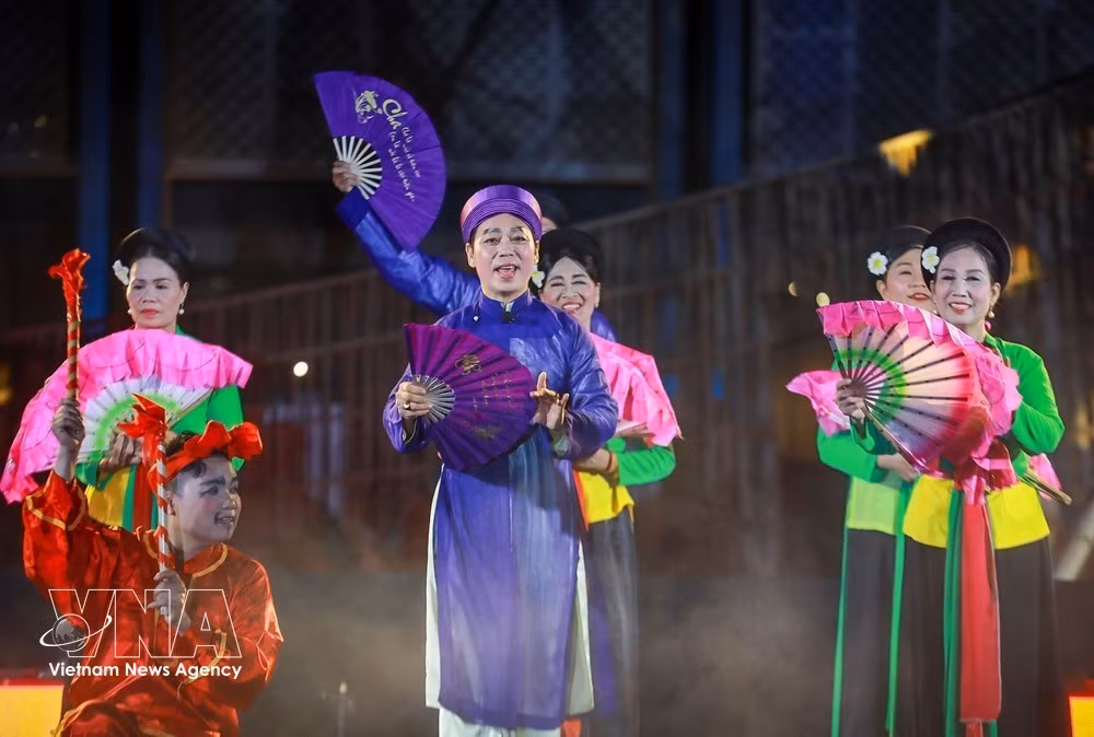 Artists and folk singers of Cheo (traditional Vietnamese opera) present performances that have been preserved and practiced in community life (Photo: VNA)
