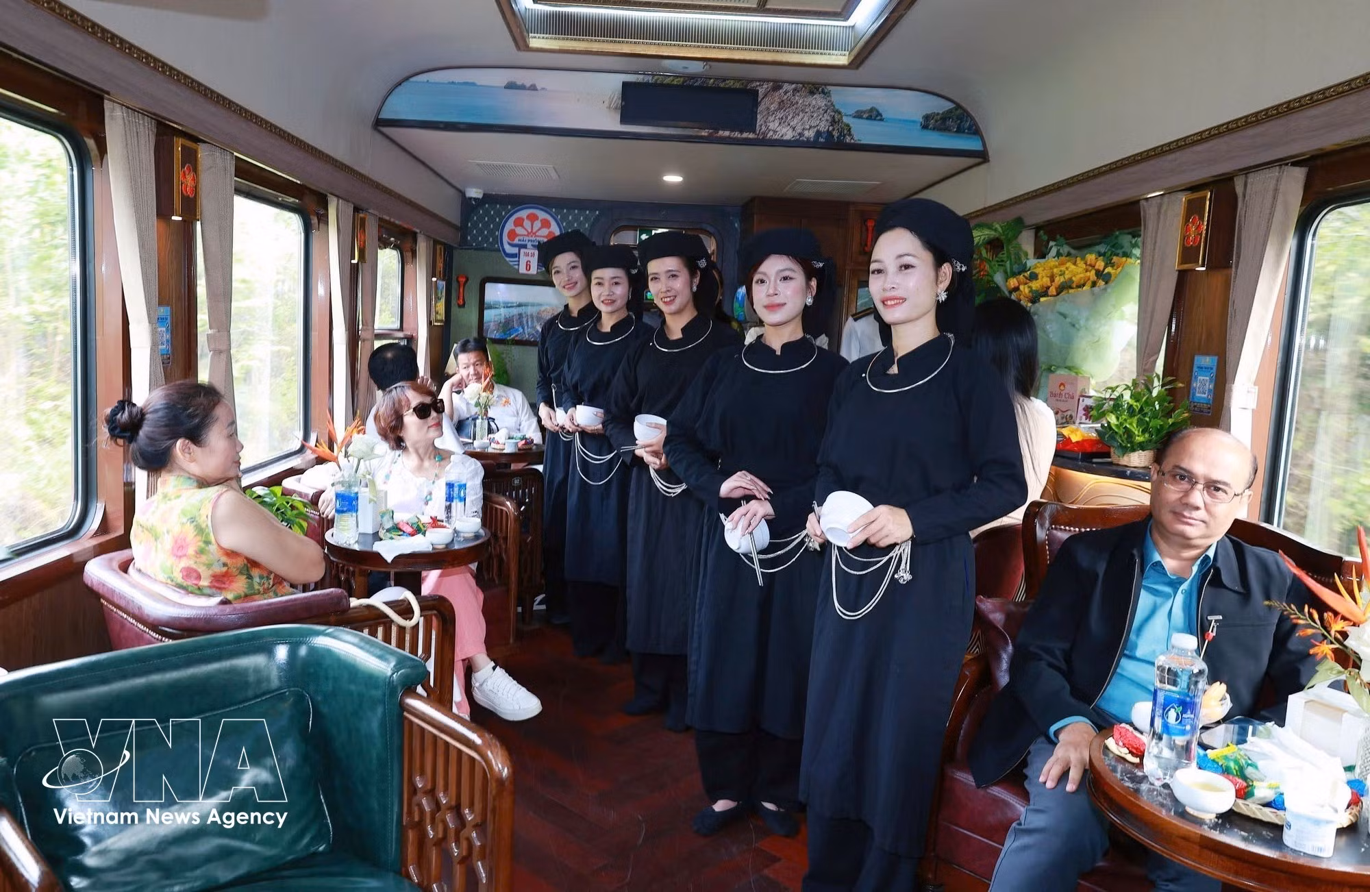 A traditional art performance during the journey (Photo: VNA)