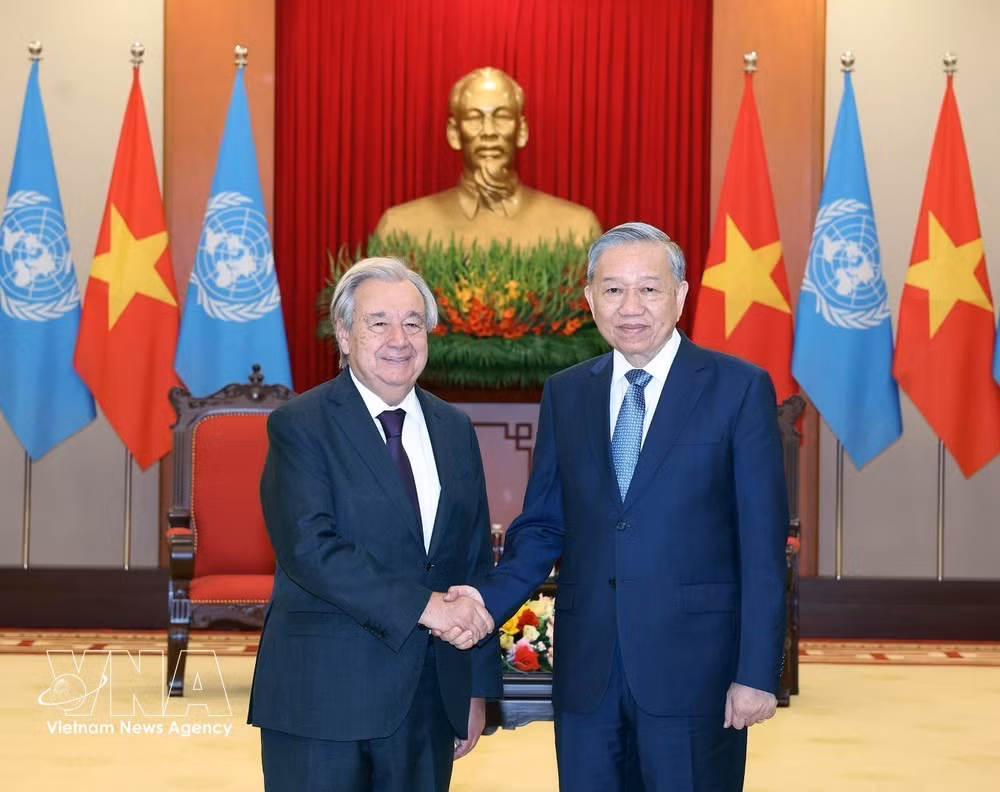 General Secretary of the Communist Party of Vietnam Central Committee To Lam receives United Nations Secretary-General António Guterres during his visit to Vietnam to attend the signing ceremony for the Hanoi Convention. (Photo: VNA)