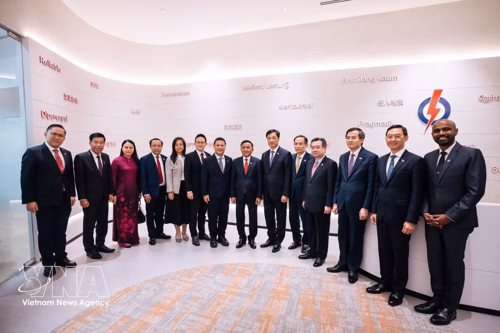 Vietnamese and Singaporean officials at the meeting on August 24 (Photo: VNA)