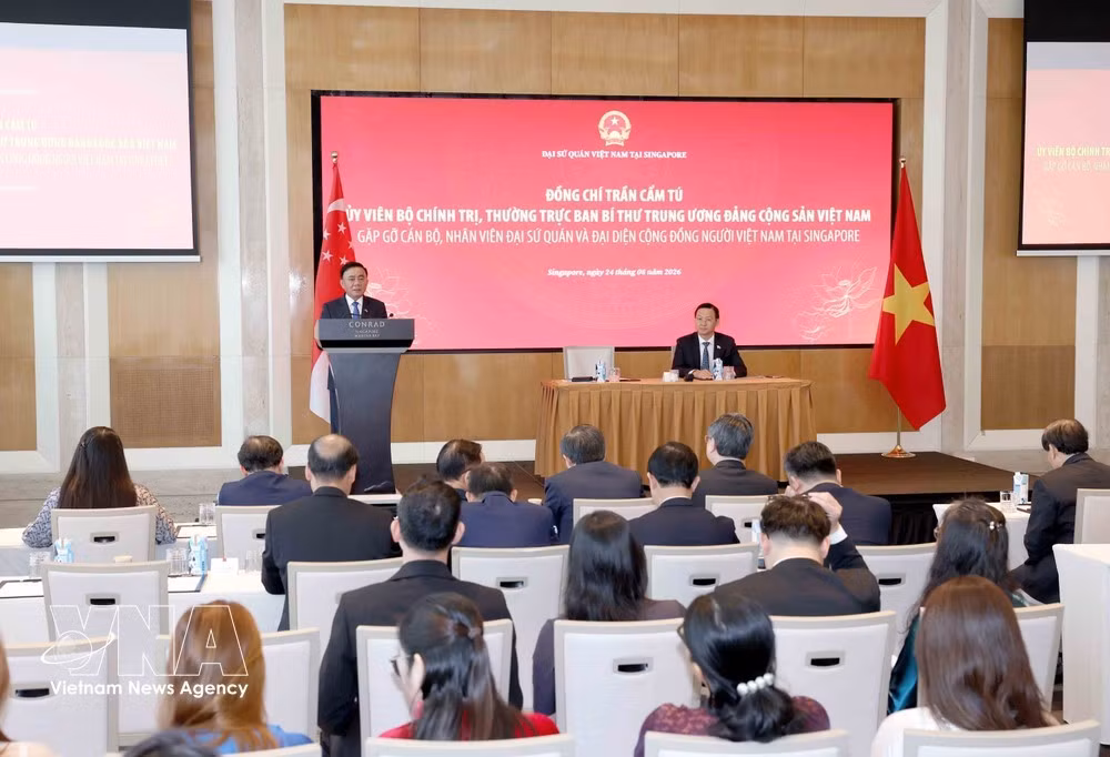Politburo member and Standing member of the Communist Party of Vietnam Central Committee’s Secretariat Tran Cam Tu speaks at the meeting with the Vietnamese Embassy staff and Vietnamese community in Singapore on August 24. (Photo: VNA)