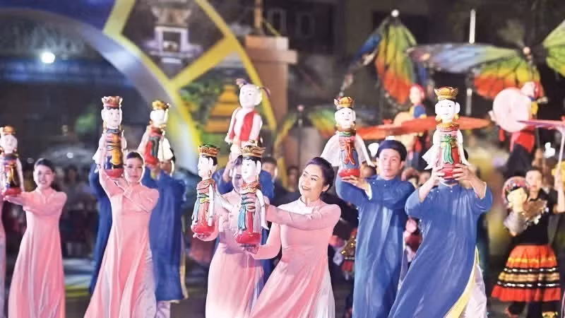 An art performance at the Hoa Lu Ancient Capital Street Festival in Ninh Binh province (Photo: nhandan.vn)