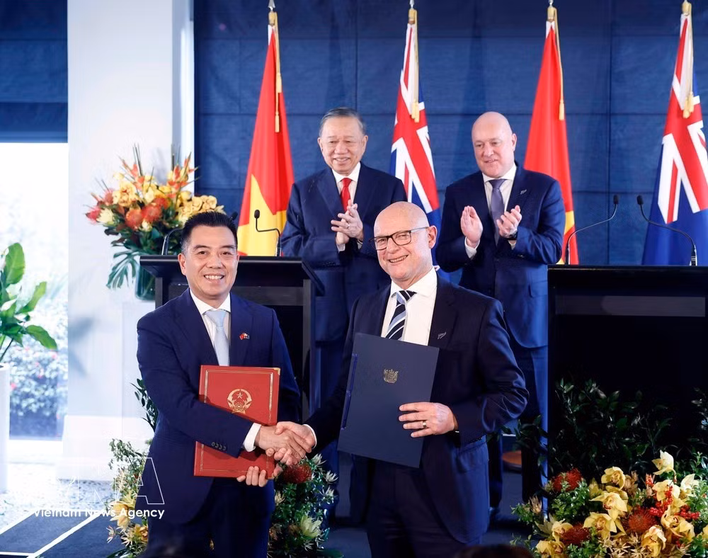 General Secretary of the Communist Party of Vietnam Central Committee and President To Lam and New Zealand Prime Minister Christopher Luxon witness the exchange of cooperation documents between the two countries in Auckland on August 13, 2026. (Photo: VNA)