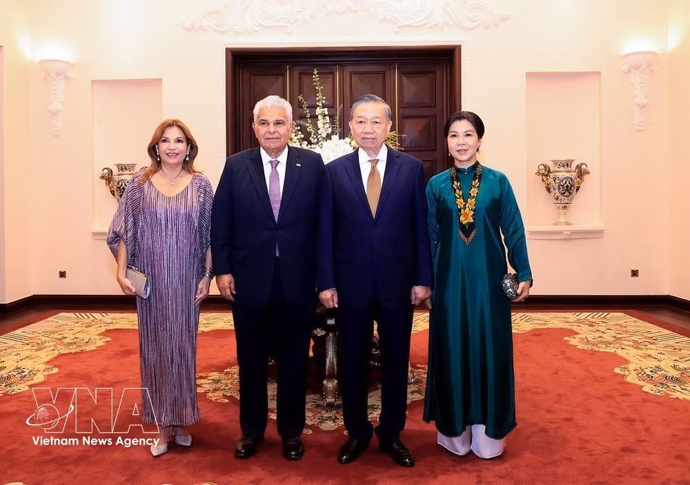 General Secretary of the Communist Party of Vietnam Central Committee and President To Lam and his spouse Ngo Phuong Ly pose with Panamanian President José Raúl Mulino and his spouse Maricel Cohen de Mulino (Photo: VNA)