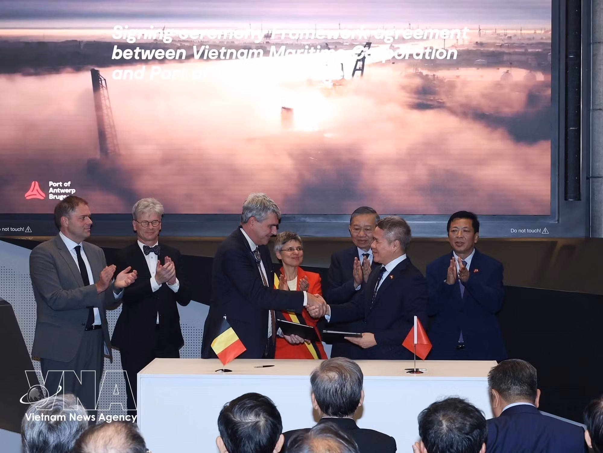 Party General Secretary and President To Lam witnesses the signing of a framework agreement between Vietnam Maritime Corporation (VIMC) and the Port of Antwerp-Bruges. (Photo: VNA)
