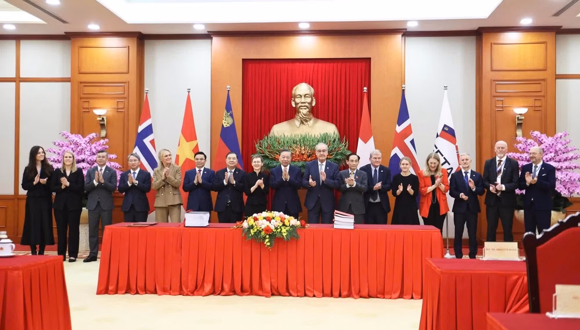 General Secretary of the Communist Party of Vietnam Central Committee and President To Lam (middle) and delegates at the signing ceremony.