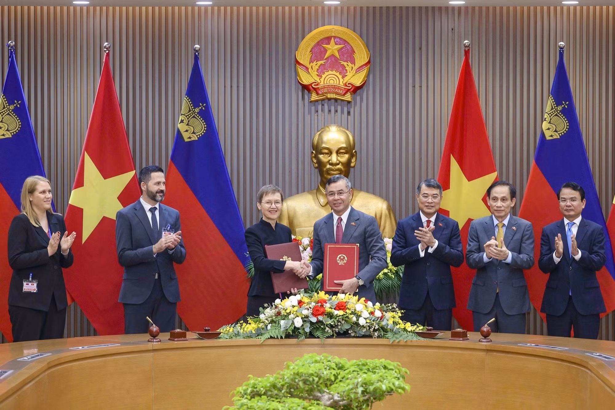At the signing ceremony of the Double Taxation Avoidance Agreement between Vietnam and Liechtenstein.