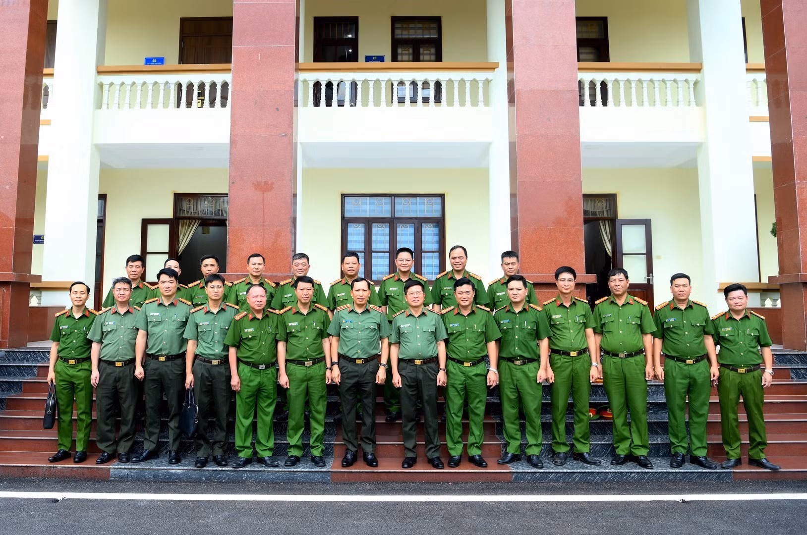 · Deputy Minister Le Van Tuyen and delegates in a group photo.