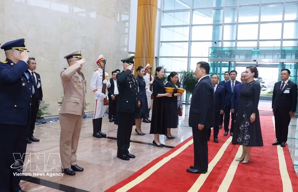 A welcome ceremony for King Maha Vajiralongkorn Phra Vajiraklaochaoyuhua of Thailand and the Queen is held at Noi Bai International Airport, Hanoi. (Photo: VNA)