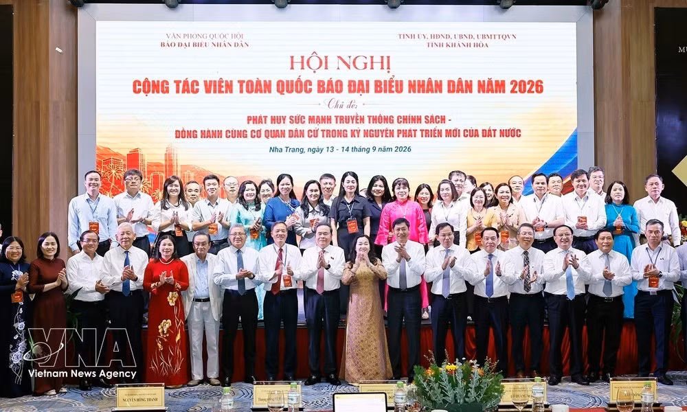 Particpants of the 2026 national contributors' conference of the NA’s Dai bieu Nhan dan (People’s Representatives) Newspaper pose for a group photo. (Photo: VNA)