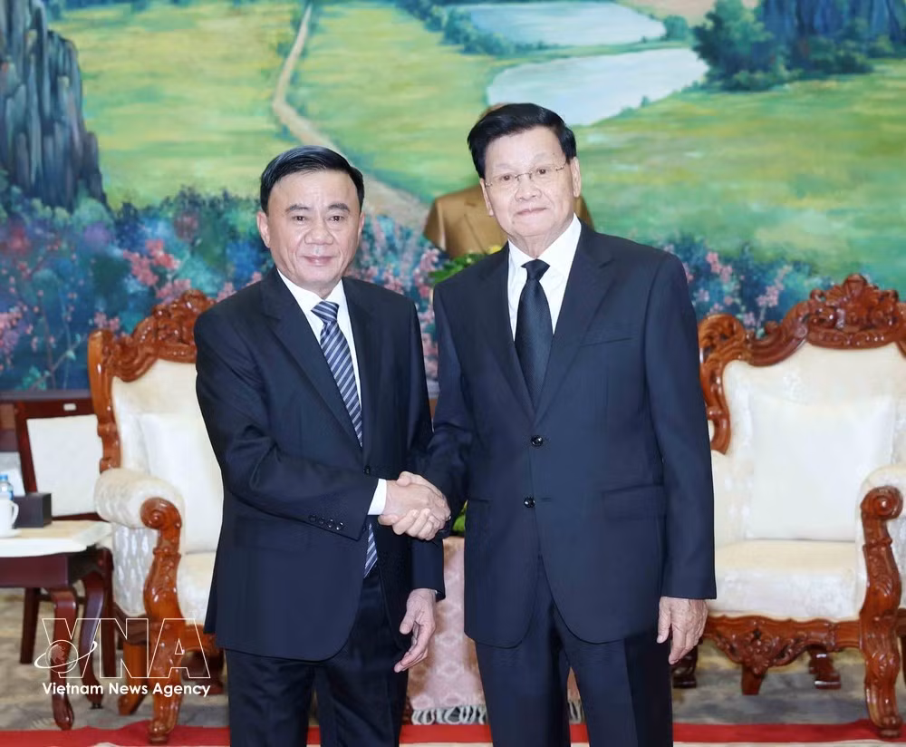 Politburo member, Standing member of the Communist Party of Vietnam Central Committee's Secretariat Tran Cam Tu (L) and General Secretary of the Lao People's Revolutionary Party Central Committee and President of Laos Thongloun Sisoulith on August 12, 2026. (Photo: VNA)