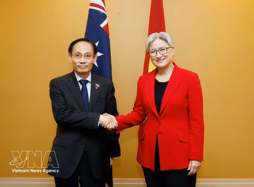 Vietnam's Minister of Foreign Affairs Le Hoai Trung and his Australian counterpart Penny Wong (Photo: VNA)