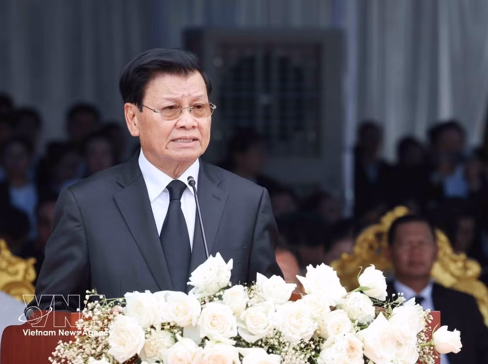 Lao Party General Secretary and President Thongloun Sisoulith delivers the eulogy. (Photo: VNA)