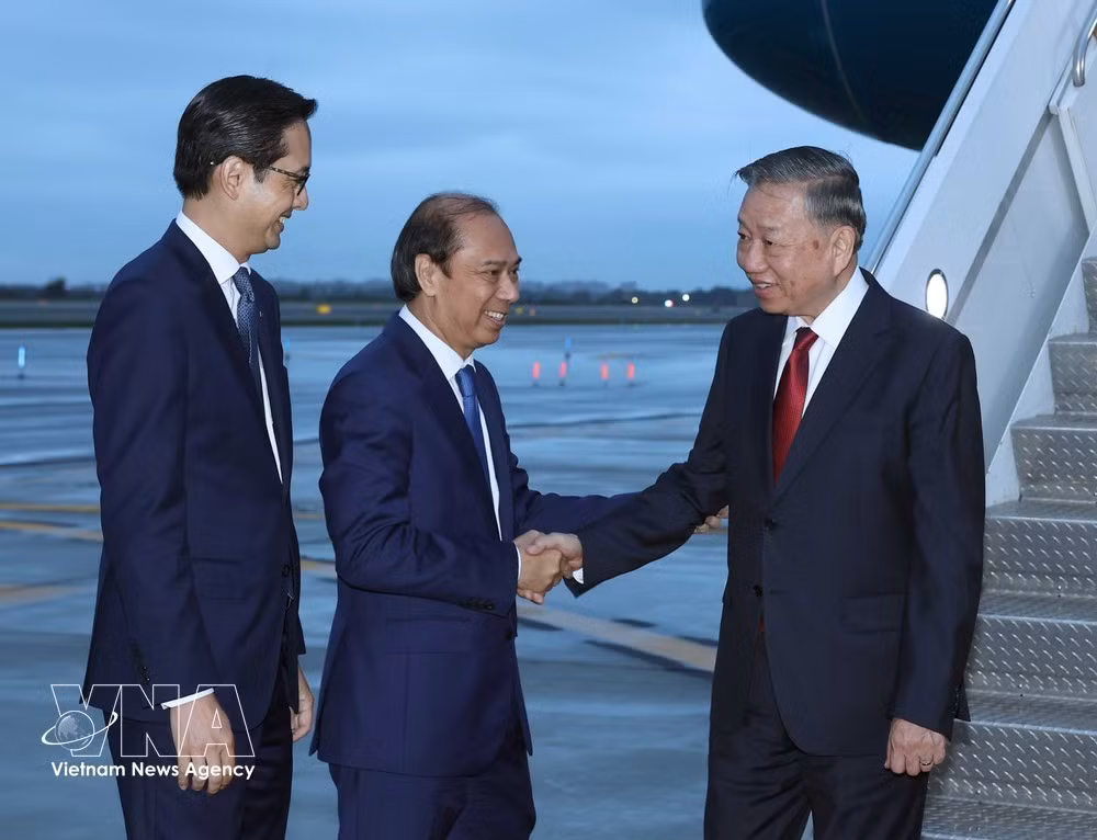 Vietnamese Ambassador to the US Nguyen Quoc Dung and Ambassador and Permanent Representative of Vietnam to the UN Do Hung Viet welcome General Secretary of the Communist Party of Vietnam Central Committee and President To Lam at John F. Kennedy international airport. (Photo: VNA)