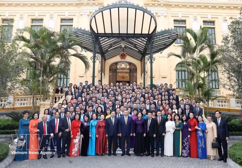 Top leader To Lam and oustanding entrepreneurs (Photo: VNA)