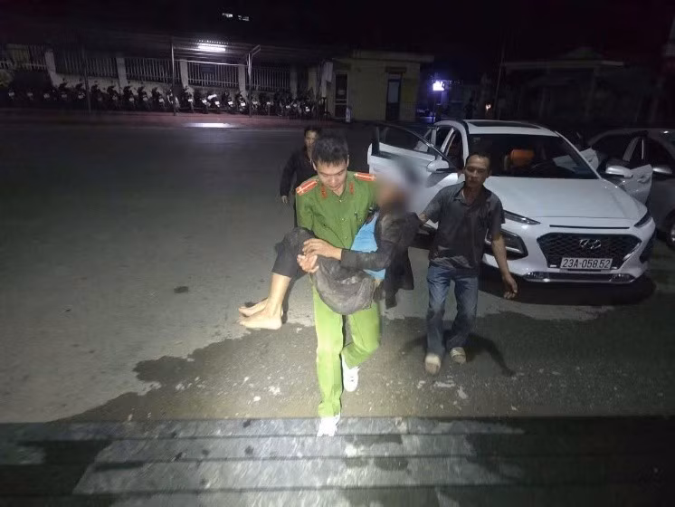 Tuyen Quang police successfully rescue two individuals in distress ảnh 2