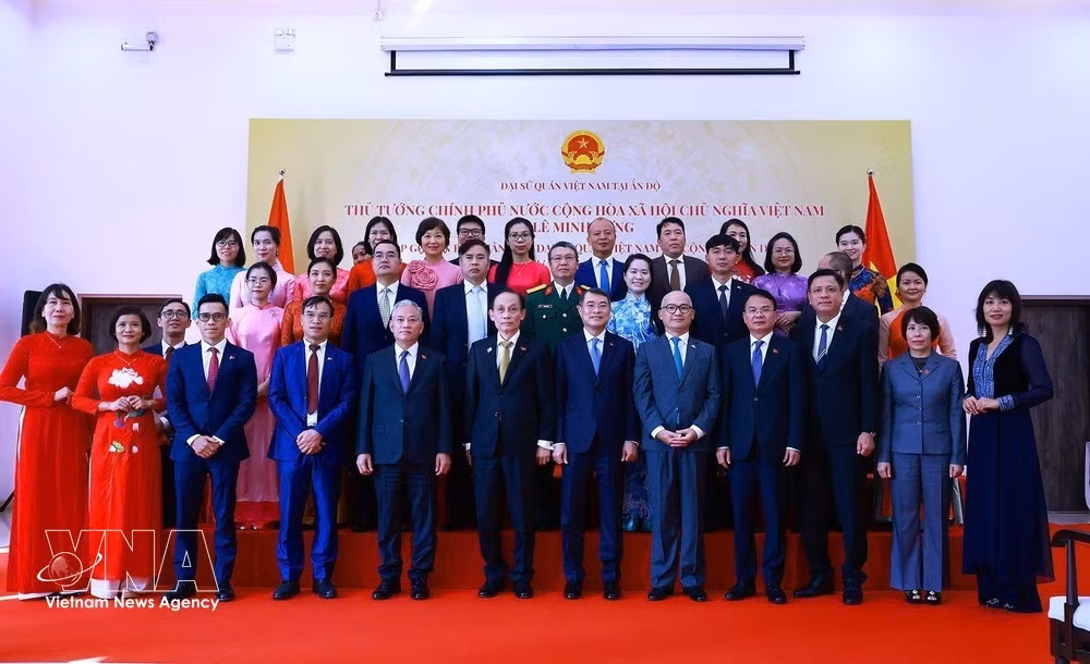 Prime Minister Le Minh Hung (sixth from right, front row) poses for a photo with staff of the Vietnamese Embassy and representative agencies in New Delhi on September 13. (Photo: VNA)