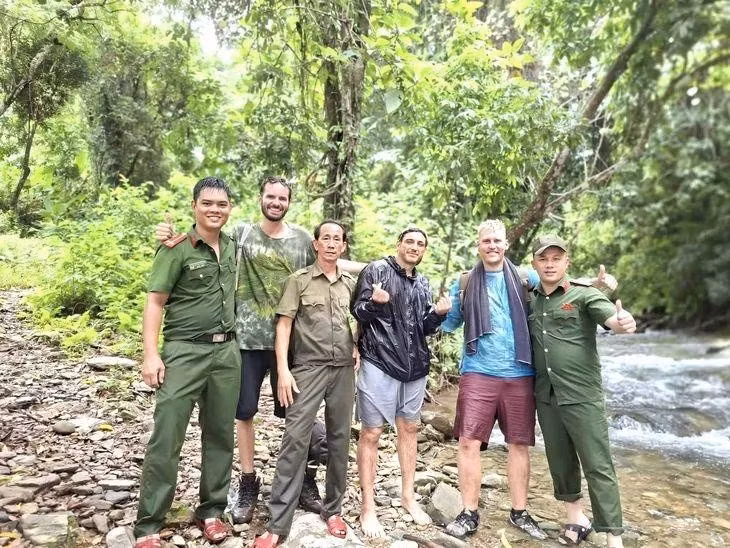 Search and rescue forces find the two foreign tourists lost in the Hang Gio stream area, Da Nang. (Photo: Ba Na Commune Police)