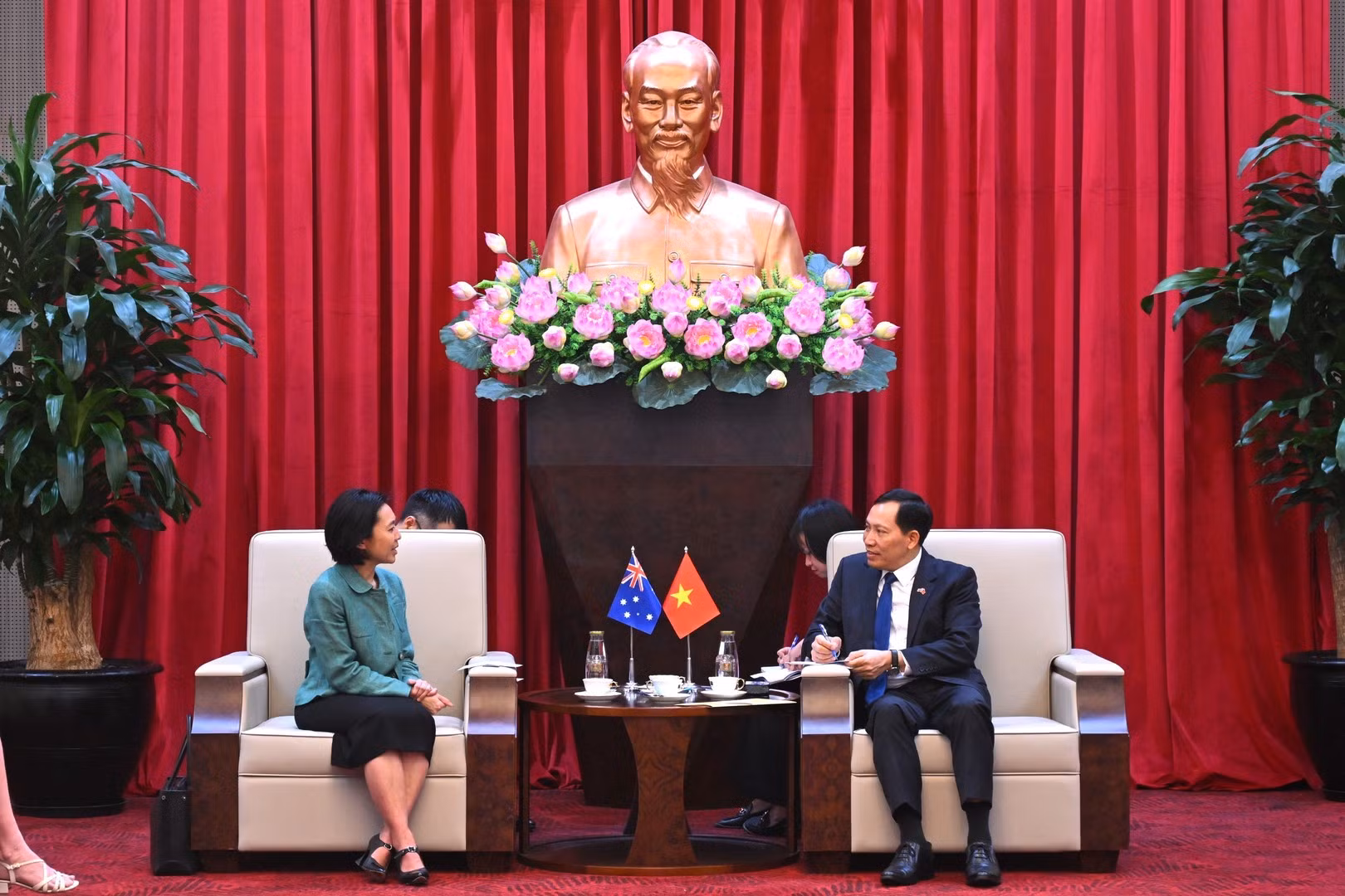 Deputy Minister Le Van Tuyen and Deputy Secretary Michelle Chan discuss bilateral cooperation.