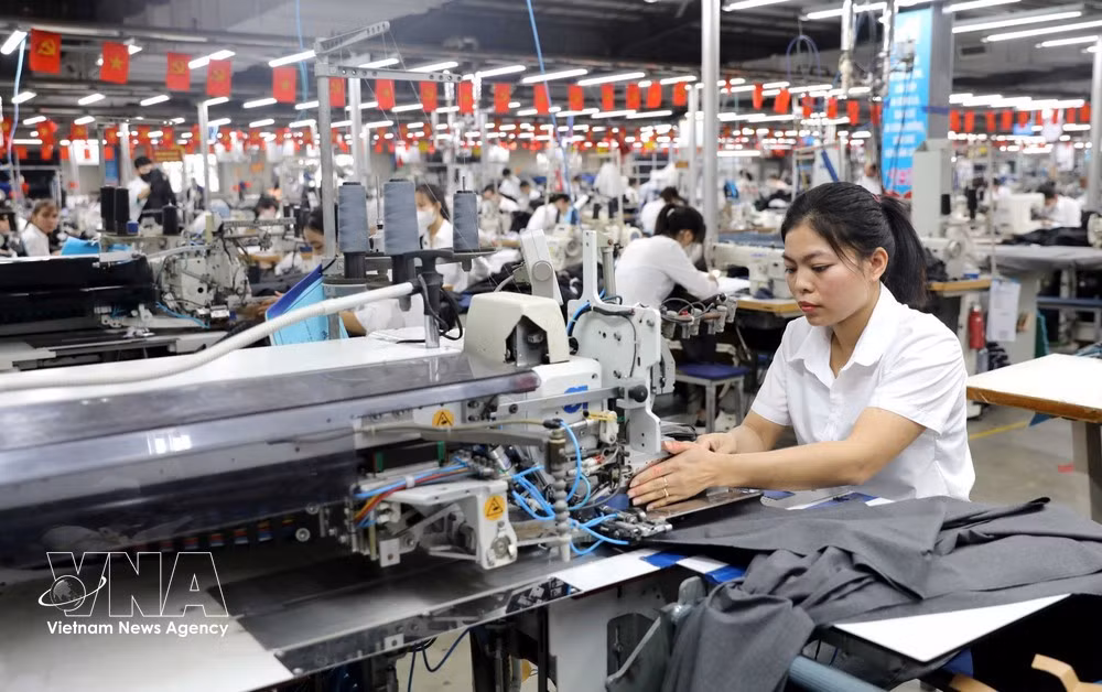 Digital transformation is becoming a dominant trend at factories and enterprises, contributing to a modern, transparent and efficient economy. (Photo: VNA)