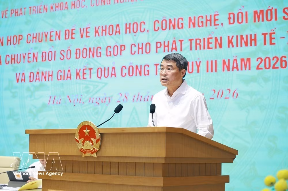 Prime Minister Le Minh Hung speaks at the meeting on science, technology contributions to socio-economic development in Hanoi on September 28. (Photo: VNA)