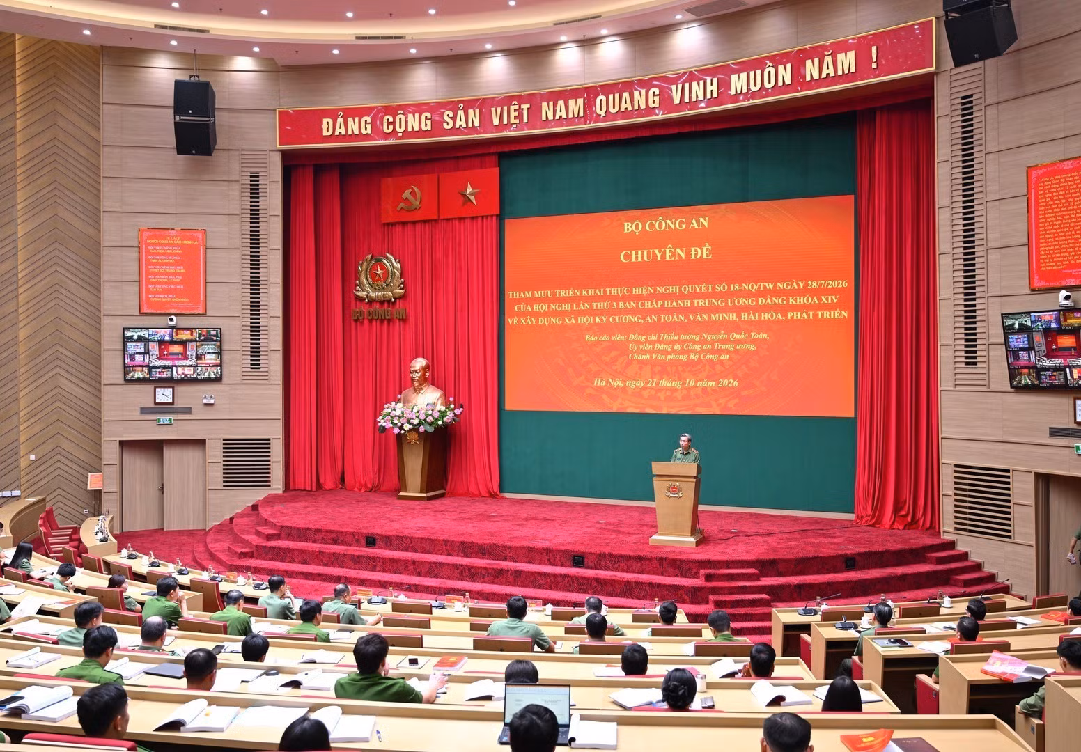 Major General Nguyen Quoc Toan delivers a specialized lecture at the training course.