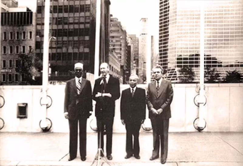 On September 20, 1977, Vietnam became an official member of the United Nations. Pictured: Deputy Prime Minister and Minister of Foreign Affairs Nguyen Duy Trinh (second from right) attending the Vietnamese flag-raising ceremony at the UN headquarters. Photo: Bao Quoc Te.