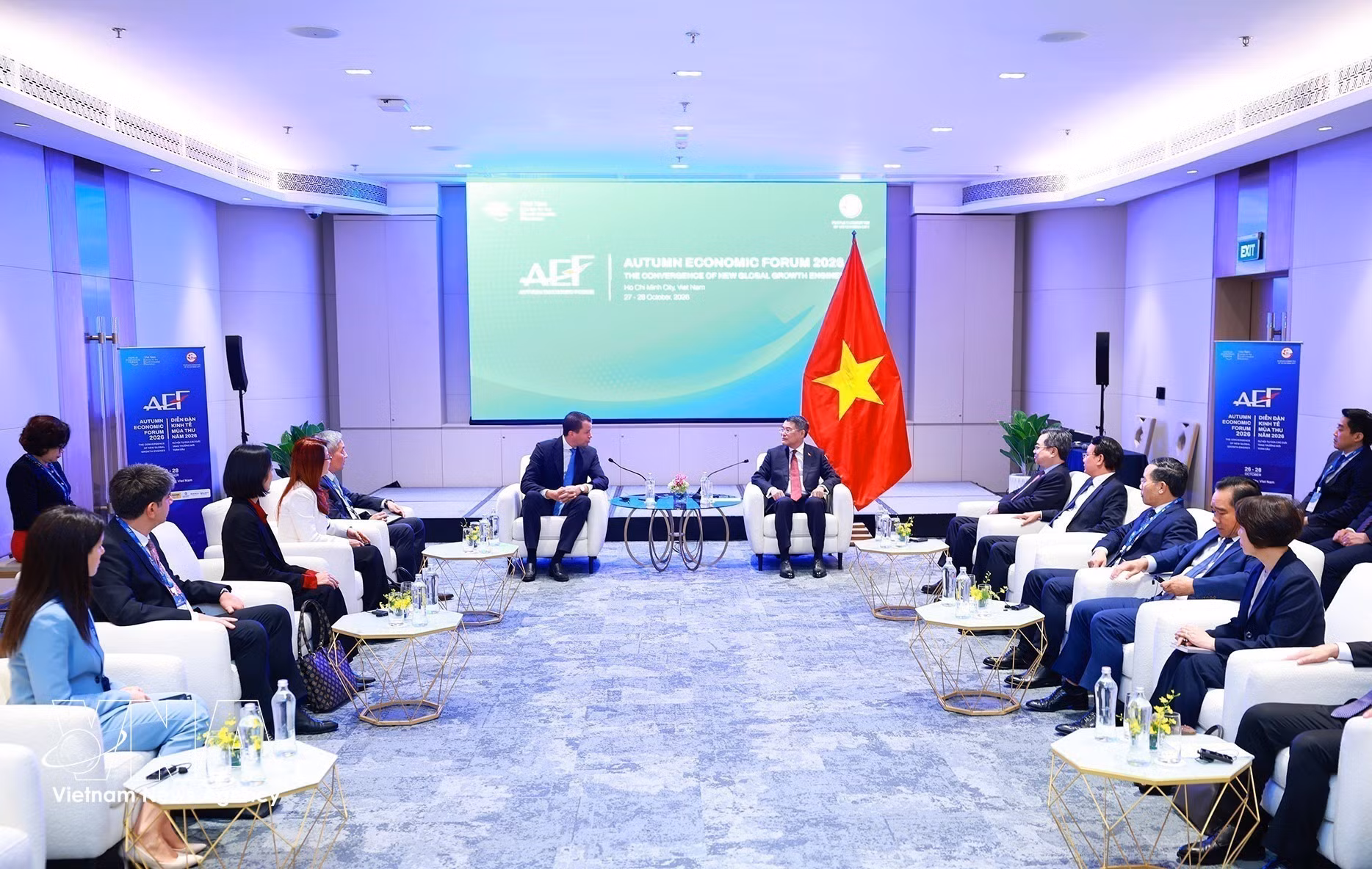 At the meeting between Prime Minister Le Minh Hung and Managing Director of the World Economic Forum (WEF) Stephan Mergenthaler in Ho Chi Minh City on October 28. (Photo: VNA)