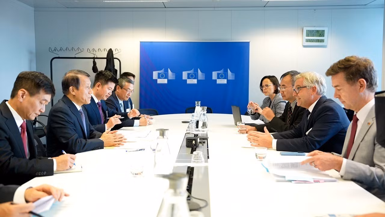 Overview of the meeting between Minister Luong Tam Quang and European Commissioner for Internal Affairs and Migration Magnus Brunner.