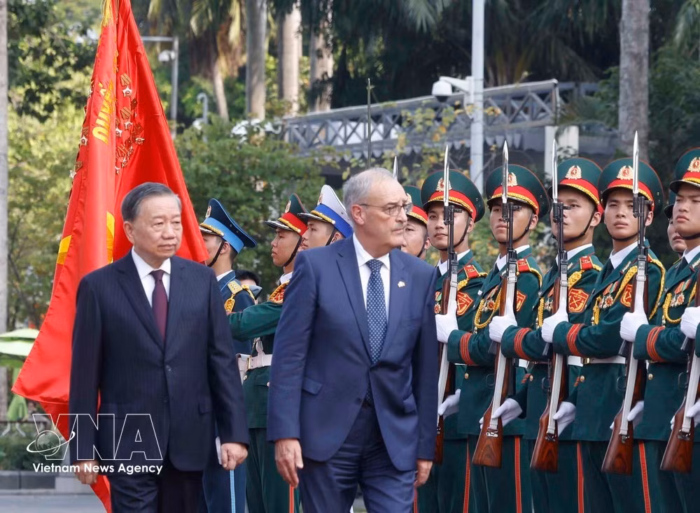 General Secretary of the Communist Party of Vietnam Central Committee and President To Lam, and Swiss President Guy Parmelin inspect the guard of honour of the Vietnam People’s Army. (Photo: VNA)