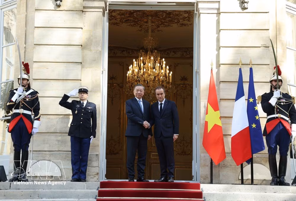 General Secretary of the Communist Party of Vietnam Central Committee and President To Lam (left) meets with French Prime Minister Sébastien Lecornu. (Photo: VNA)