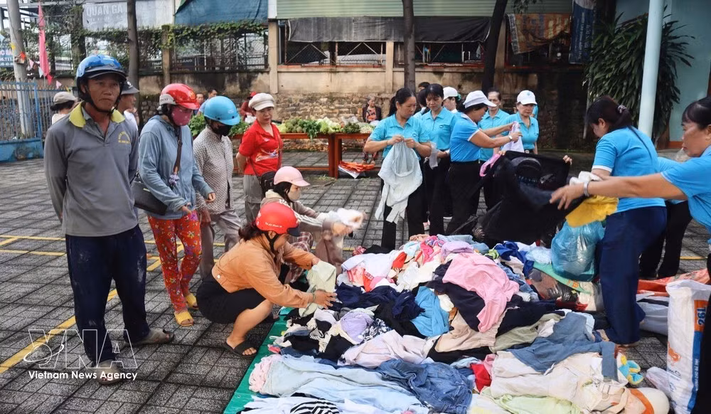 Residents choose second-hand clothes at the “Zero-dong Stall,” where donated clothes and uniforms that are still in good condition help ease the living expenses of people facing financial difficulties (Photo: VNA)