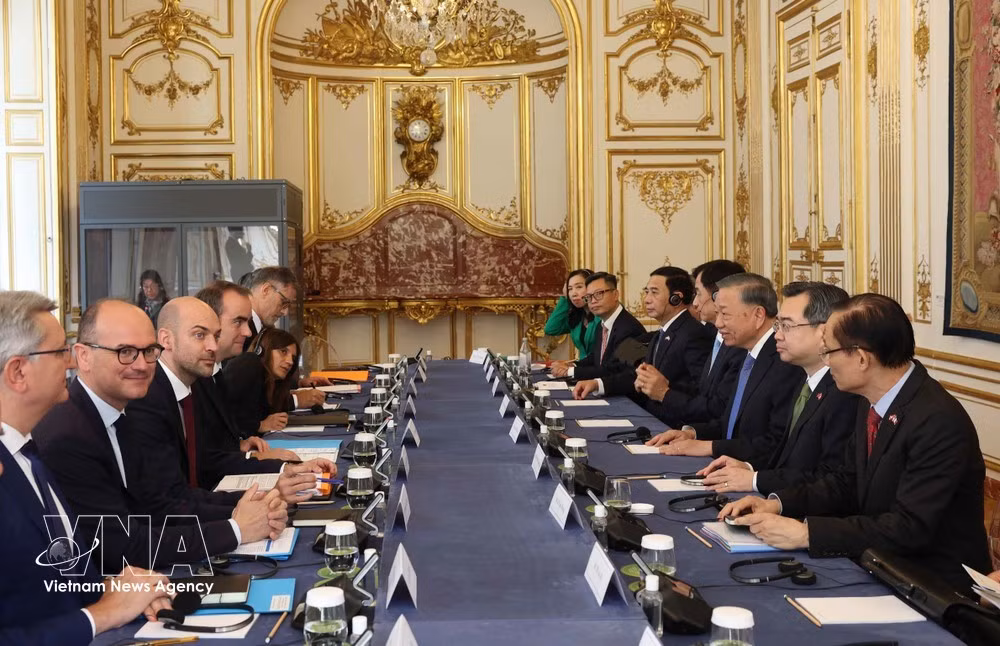 At the meeting between General Secretary of the Communist Party of Vietnam (CPV) Central Committee and President To Lam (left) and French Prime Minister Sébastien Lecornu in Paris on September 10. (Photo: VNA)