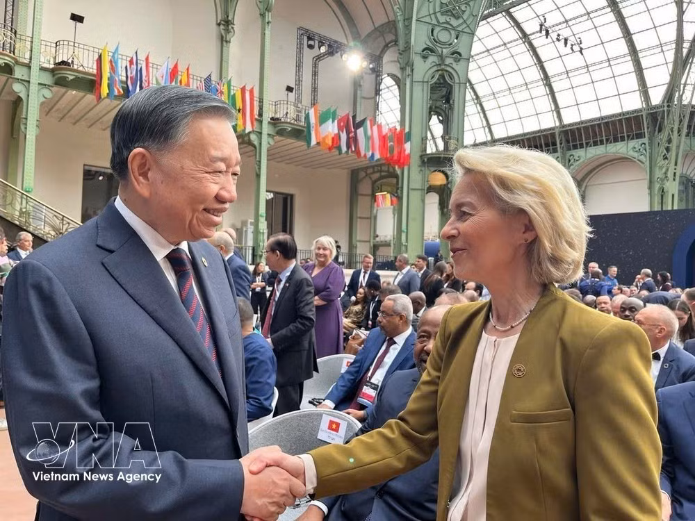 General Secretary of the Communist Party of Vietnam Central Committee and President To Lam (left ) meets EC President Ursula von der Leyen on the sidelines of the International Space Summit in Paris, France (Photo: VNA)