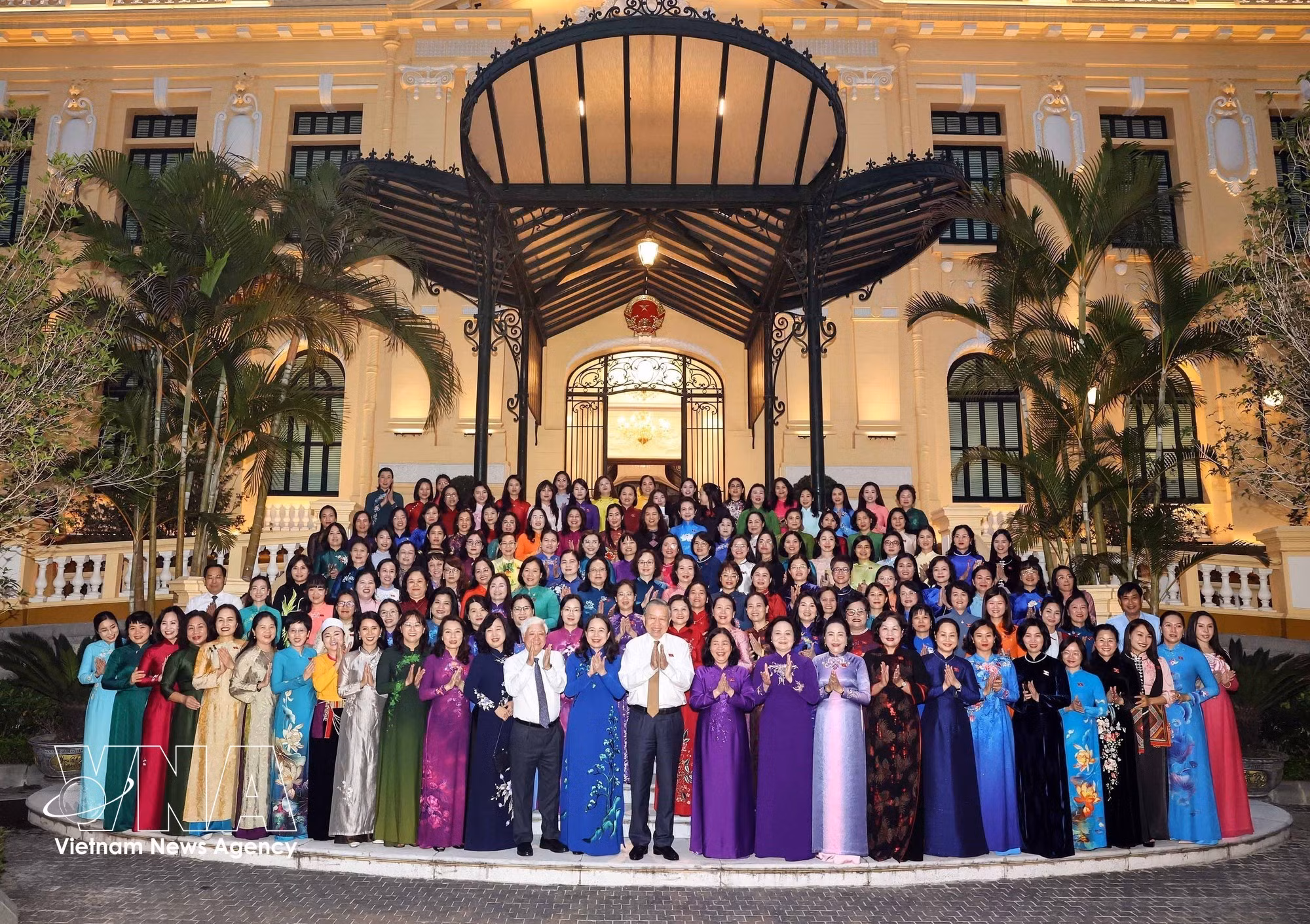 Party General Secretary and President To Lam and officials pose for a photo with female NA deputies in Hanoi on October 29. (Photo: VNA)