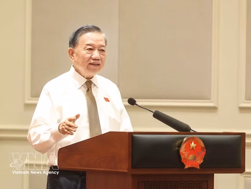 General Secretary of the Communist Party of Vietnam Central Committee and President To Lam speaks at the meeting with female NA deputies in Hanoi on October 29. (Photo: VNA)