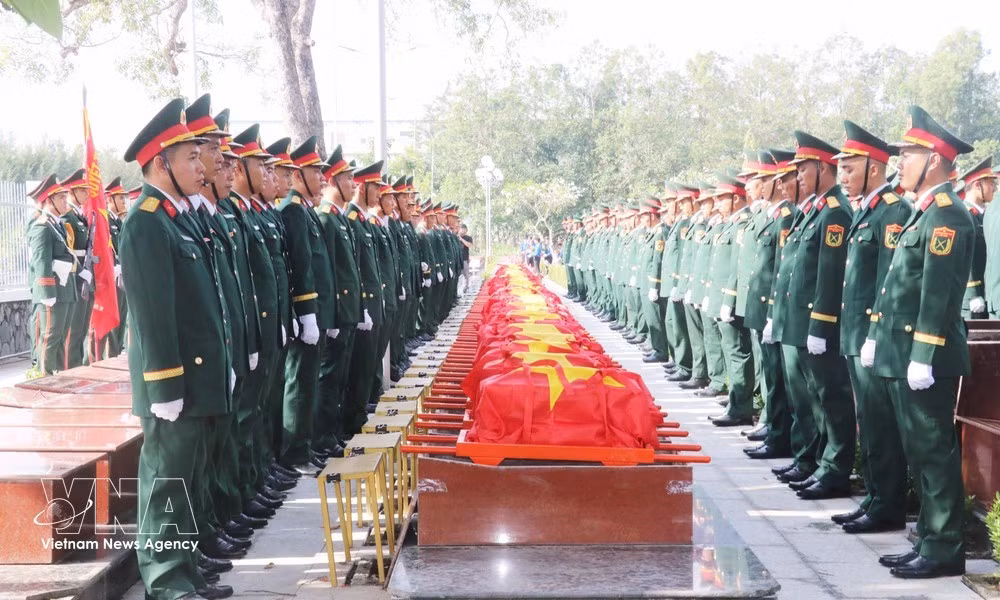 A memorial and burial ceremony for 120 sets of martyrs’ remains is held at the Can Tho city Martyrs’ Cemetery on October 15. (Photo: VNA)