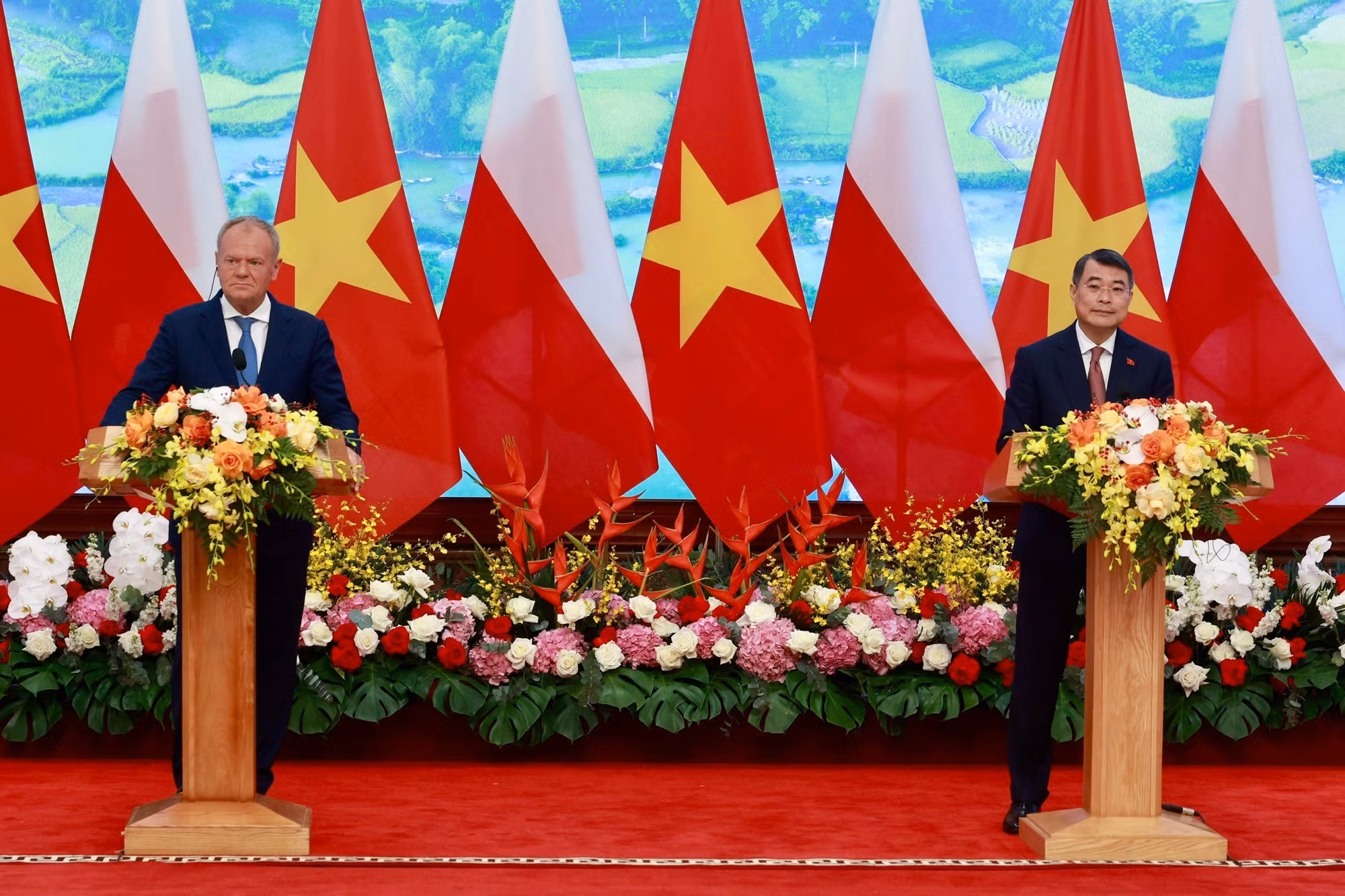 Prime Minister Le Minh Hung and Prime Minister of Poland Donald Tusk meet the press to announce the results of their talks.