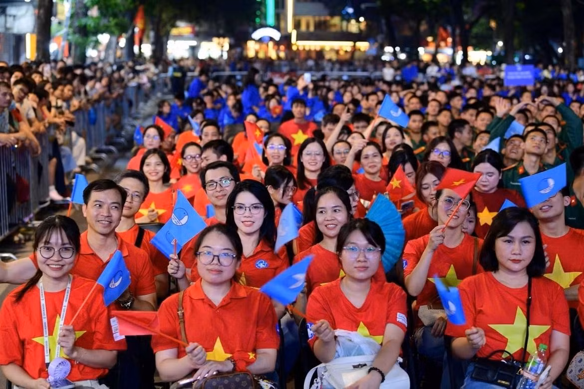 Young people attend the ceremony marking 70 years of the Vietnam Youth Federation. (Photo: tienphong.vn)