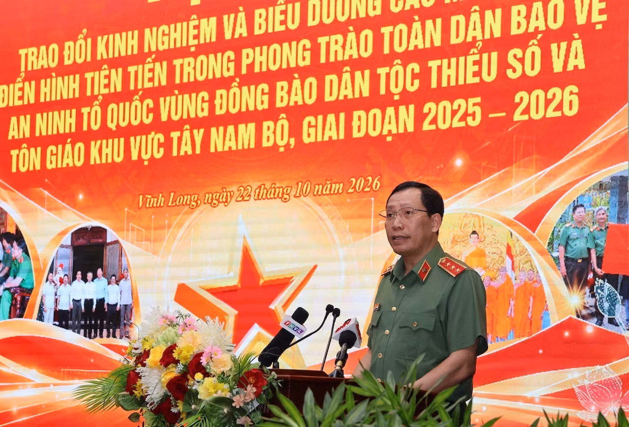 Deputy Minister of Public Security Le Van Tuyen chairs the conference to honor effective models and outstanding individuals from the "All people protecting national security" movement in ethnic minority and religious communities in southwestern Viet Nam during 2025–2026.