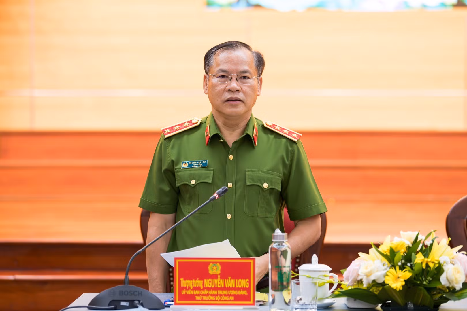 Deputy Minister Nguyen Van Long addresses the session.