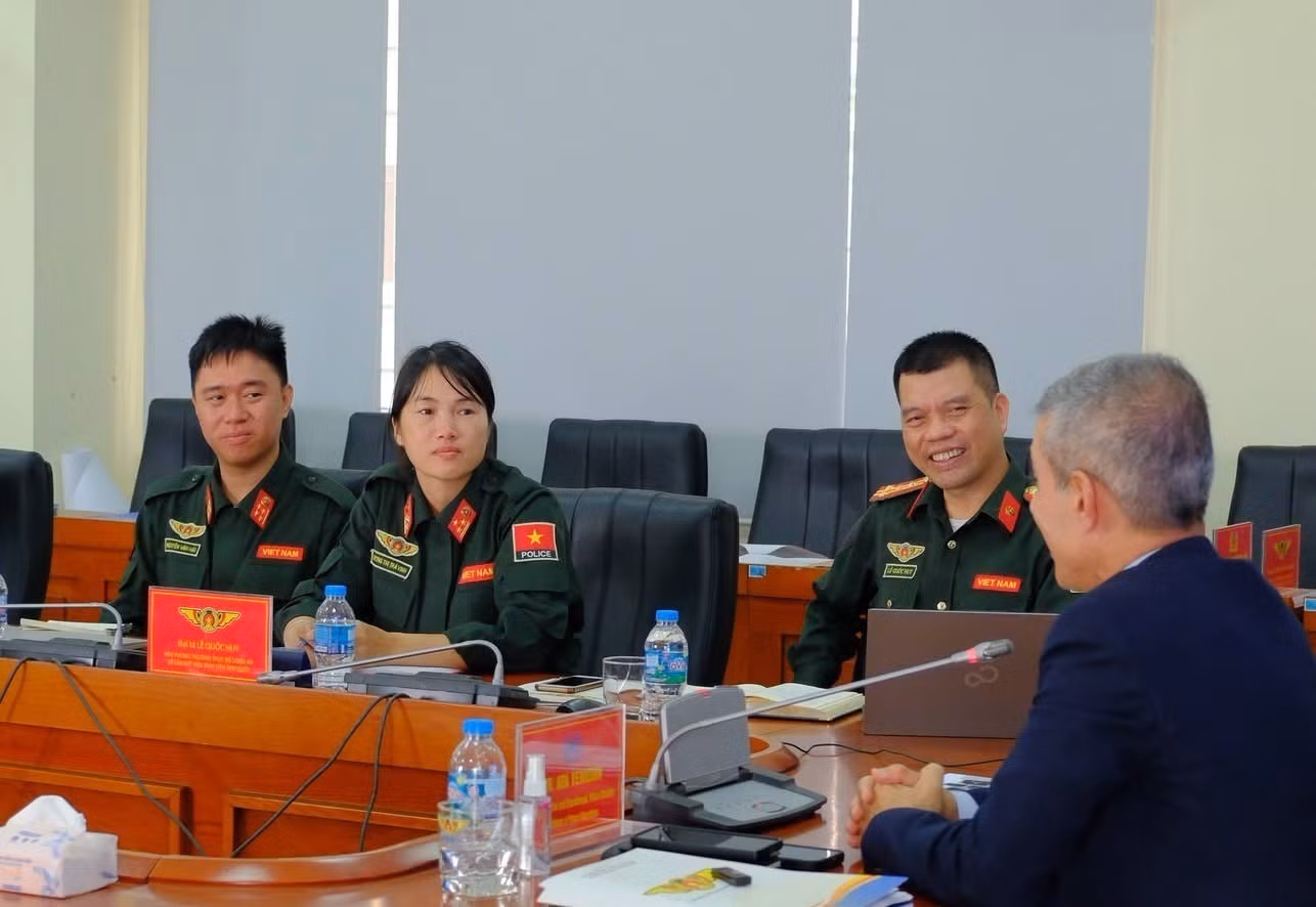 UN experts interviewing commanding officers at all levels of VNFPU1.