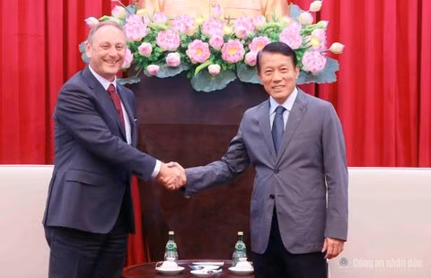Minister Luong Tam Quang and Mr. Andrew Cope.