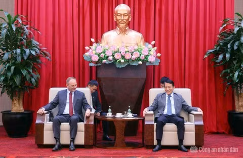 Minister Luong Tam Quang emphasizes that developing modern telecommunications and digital infrastructure is one of Viet Nam’s strategic priorities at a meeting with Mr. Andrew Cope.