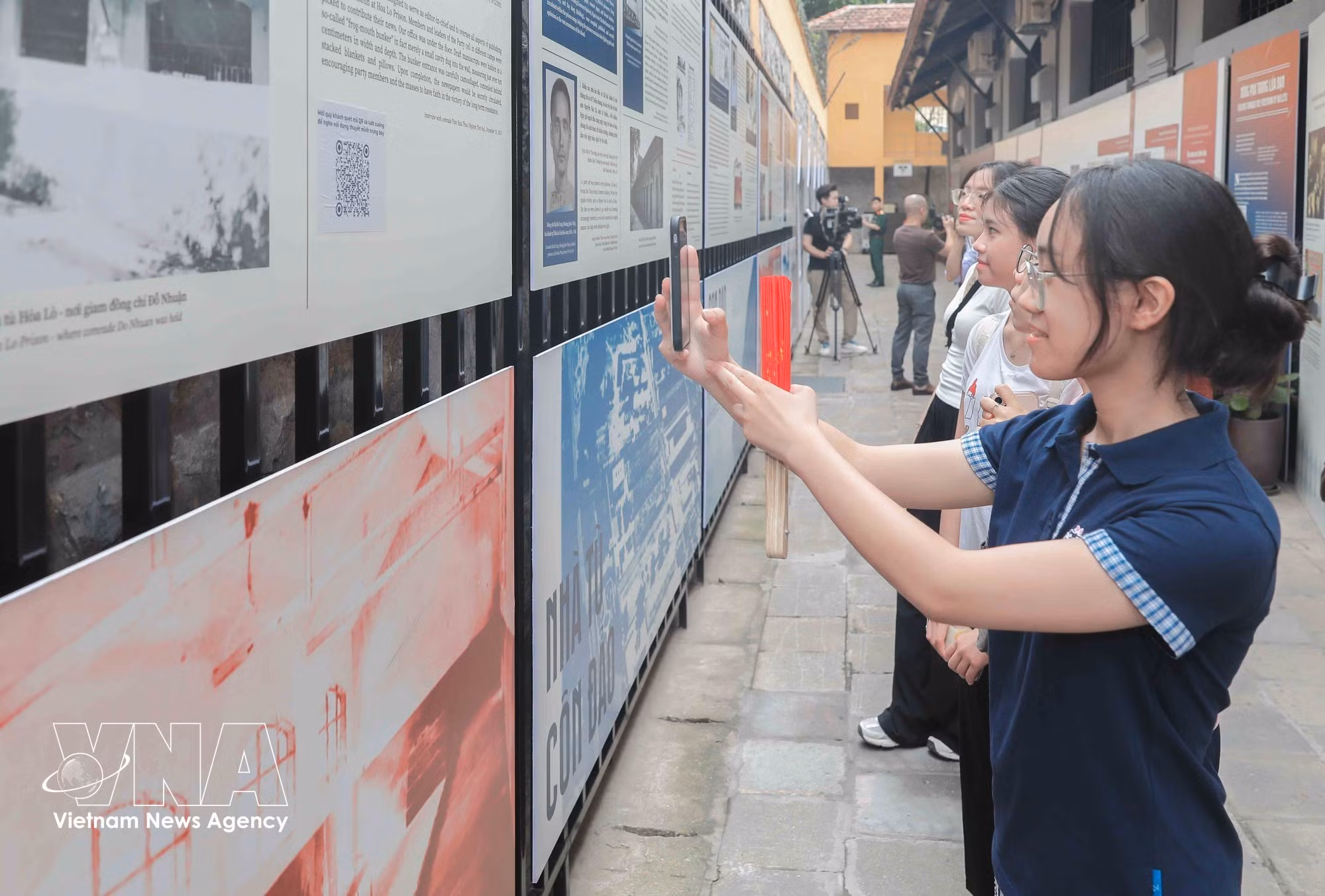 Visitors scan QR codes to experience the digitalised exhibits (Photo: VNA)